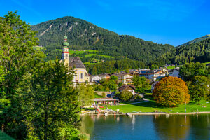 Austria, Tyrol, district Kufstein, Reith im Alpbachtal, Reither See with view of the village and parish church