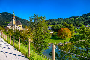 Austria, Tyrol, district Kufstein, Reith im Alpbachtal, Reither See with view of the village and parish church