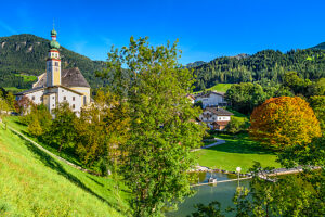 Austria, Tyrol, district Kufstein, Reith im Alpbachtal, Reither See with view of the village and parish church