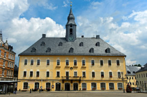 Rathaus mit dem Erzgebirgsrestaurant Zum Neinerlaa, Neunerlei, Bergstadt Annaberg-Buchholz, Erzgebirge, Sachsen, Deutschland Rathaus mit dem Erzgebirgsrestaurant Zum Neinerlaa, Neunerlei, Bergstadt Annaberg-Buchholz, Erzgebirge, Sachsen, Deutschland