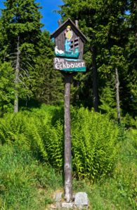 Aussichtspunkt Am Eckbauer, geschnitztes traditionelles Wanderzeichen, Kurort Oberwiesenthal, Erzgebirge, Sachsen, Deutschland Aussichtspunkt Am Eckbauer, geschnitztes traditionelles Wanderzeichen, Kurort Oberwiesenthal, Erzgebirge, Sachsen, Deutschland