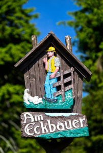 Aussichtspunkt Am Eckbauer, geschnitztes traditionelles Wanderzeichen, Kurort Oberwiesenthal, Erzgebirge, Sachsen, Deutschland Aussichtspunkt Am Eckbauer, geschnitztes traditionelles Wanderzeichen, Kurort Oberwiesenthal, Erzgebirge, Sachsen, Deutschland