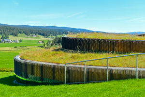 Die spiralförmigen Etagen des Uhrenmuseums Musée Atelier Audemars Piguet, Architekt Bjarke Ingels Group, erheben sich in der Landschaft des Vallee de Joux im Waadtländer Jura, Le Brassus, Vallee de Joux, Waadt, Schweiz Die spiralförmigen Etagen des Uhrenmuseums Musée Atelier Audemars Piguet, Architekt Bjarke Ingels Group, erheben sich in der Landschaft des Vallee de Joux im Waadtländer Jura, Le Brassus, Vallee de Joux, Waadt, Schweiz