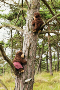 2 climbing teddy bears in the tree, 2 climbing teddy bears in the tree,