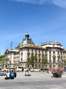 Menschen treffen sich in kleinen Gruppen während Corona mit Sicherheitsabstand, in der Stadt Menschen treffen sich in kleinen Gruppen während Corona mit Sicherheitsabstand, in der Stadt