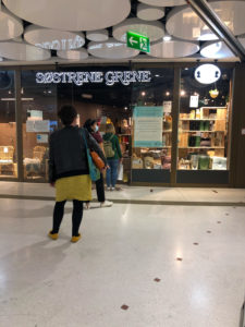 Menschen shoppen während Corona mit Sicherheitsabstand, Menschenschlange Menschen shoppen während Corona mit Sicherheitsabstand, Menschenschlange