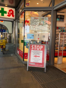 Apotheke, Eingang, Corona-Sicherheitsmaßnahme Apotheke, Eingang, Corona-Sicherheitsmaßnahme
