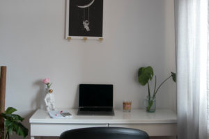 Home-Office Schreibtisch mit Smartphone und Deko-Astronaut Home-Office Schreibtisch mit Smartphone und Deko-Astronaut