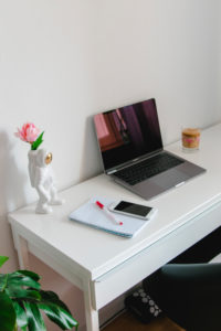 Home-Office Schreibtisch mit Smartphone und Deko-Astronaut Home-Office Schreibtisch mit Smartphone und Deko-Astronaut