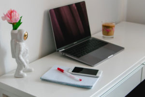 Home-Office Schreibtisch mit Smartphone und Deko-Astronaut Home-Office Schreibtisch mit Smartphone und Deko-Astronaut