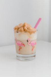 Dalgona Kaffee in Flamingo-Glas Dalgona Kaffee in Flamingo-Glas
