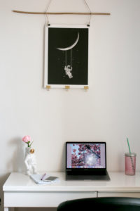 Home-Office Schreibtisch mit Smartphone und Deko-Astronaut Home-Office Schreibtisch mit Smartphone und Deko-Astronaut