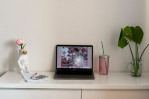 Home-Office Schreibtisch mit Smartphone und Deko-Astronaut Home-Office Schreibtisch mit Smartphone und Deko-Astronaut