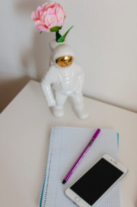 Home-Office Schreibtisch mit Smartphone und Deko-Astronaut Home-Office Schreibtisch mit Smartphone und Deko-Astronaut