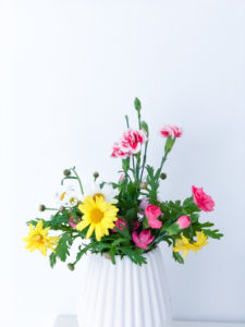Frühlingsblumenstrauss mit Margeriten und Ranunkel, bunter Blumenstrauss in weißer Vase, Instagram-Style, Frühlingsblumenstrauss mit Margeriten und Ranunkel, bunter Blumenstrauss in weißer Vase, Instagram-Style,