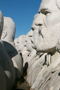 USA Präsidentenköpfe aus Freizeitpark auf Parkplatz abgestellt / Presidents Heads in Croaker, Virginia USA Präsidentenköpfe aus Freizeitpark auf Parkplatz abgestellt / Presidents Heads in Croaker, Virginia