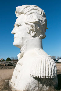 USA Präsidentenköpfe aus Freizeitpark auf Parkplatz abgestellt / Presidents Heads in Croaker, Virginia USA Präsidentenköpfe aus Freizeitpark auf Parkplatz abgestellt / Presidents Heads in Croaker, Virginia