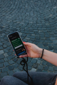Rothaarige Frau mit Corona-Warn-App auf Odeonsplatz in München / Anleitung für Corona-Warn-App Rothaarige Frau mit Corona-Warn-App auf Odeonsplatz in München / Anleitung für Corona-Warn-App
