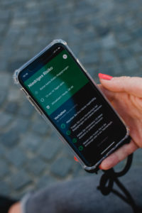 Rothaarige Frau mit Corona-Warn-App auf Odeonsplatz in München / Anleitung für Corona-Warn-App Rothaarige Frau mit Corona-Warn-App auf Odeonsplatz in München / Anleitung für Corona-Warn-App