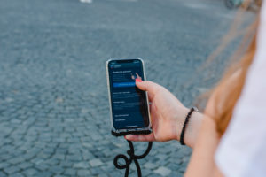 Rothaarige Frau mit Corona-Warn-App auf Odeonsplatz in München / Anleitung für Corona-Warn-App Rothaarige Frau mit Corona-Warn-App auf Odeonsplatz in München / Anleitung für Corona-Warn-App