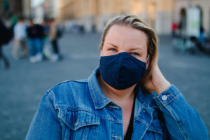 Blonde Frau mit Maske zu Corona-Zeiten auf vollem Odeonsplatz in München Blonde Frau mit Maske zu Corona-Zeiten auf vollem Odeonsplatz in München