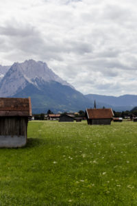 Holzhütte / Heuscheune in Garmisch-Partenkirchen mit Alppanorama im Hintergrund Holzhütte / Heuscheune in Garmisch-Partenkirchen mit Alppanorama im Hintergrund
