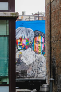 Sightseeing entlang der High Line in Manhattan mit Aussicht auf Graffiti und Wohnhäuser Sightseeing entlang der High Line in Manhattan mit Aussicht auf Graffiti und Wohnhäuser