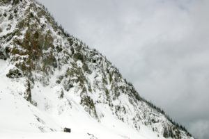 Winterliche Umgebung in Yellowstone Nationalpark mit schneebedeckten Hügeln und Bäumen Winterliche Umgebung in Yellowstone Nationalpark mit schneebedeckten Hügeln und Bäumen