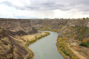 Raodtrip USA durch Montana mit Aussicht über Nationalpark mit Fluss in Tal im Herbst Raodtrip USA durch Montana mit Aussicht über Nationalpark mit Fluss in Tal im Herbst