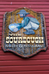 USA Roadtrip Cowboystadt Straßenschild Eingangsschild zu Bäckerei "The Sourdough" USA Roadtrip Cowboystadt Straßenschild Eingangsschild zu Bäckerei "The Sourdough"