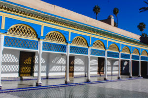 Bahia Palace Marrakesch mit Palmen, handgeschnitzte Architektur, Schattenspiel Bahia Palace Marrakesch mit Palmen, handgeschnitzte Architektur, Schattenspiel