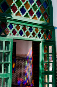 Bahia Palace Marrakesch, handgeschnitzt und Lichterspiel, grüne Eingangstür mit buntem Fensterglas Bahia Palace Marrakesch, handgeschnitzt und Lichterspiel, grüne Eingangstür mit buntem Fensterglas