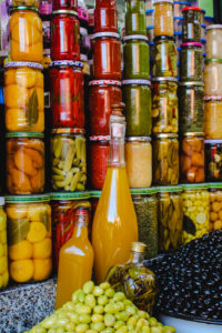 Oliven und eingelegte Lebensmittel auf dem Markt / Souk von Marrakesch, Marokko Oliven und eingelegte Lebensmittel auf dem Markt / Souk von Marrakesch, Marokko
