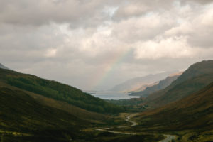 Landschaft in Schottlands Highlands, Regenbogen über Tal Landschaft in Schottlands Highlands, Regenbogen über Tal