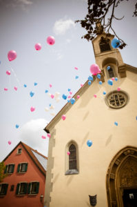 Wedding in Volkach, Lower Franconia, flying balloons in front of the church Wedding in Volkach, Lower Franconia, flying balloons in front of the church