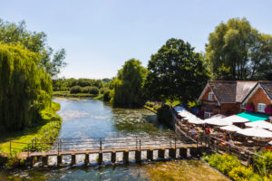 England, Hampshire, Stockbridge, The Mayfly Riverside Pub and River Test England, Hampshire, Stockbridge, The Mayfly Riverside Pub and River Test