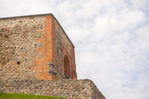 Überreste der Oberen Burg auf dem Gediminas Hügel über der Altstadt von Vilnius, Litauen Überreste der Oberen Burg auf dem Gediminas Hügel über der Altstadt von Vilnius, Litauen