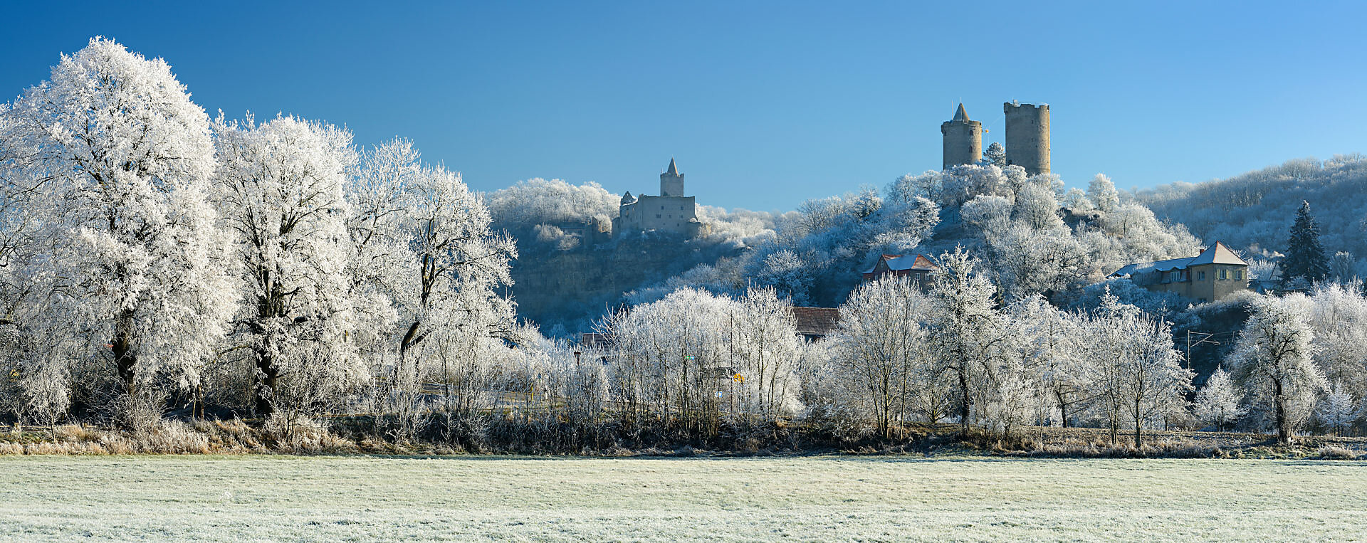 Deutschland, Sachsen-Anhalt, Burgenlandkreis, Bad Kösen, Saaletal, Ruine Rudelsburg, Burg und Dorf Saaleck, Winter, Raureif Deutschland, Sachsen-Anhalt, Burgenlandkreis, Bad Kösen, Saaletal, Ruine Rudelsburg, Burg und Dorf Saaleck, Winter, Raureif