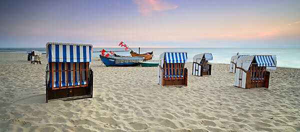Deutschland, Mecklenburg-Vorpommern, Insel Usedom, Ostseebad Kölpinsee, Insel Usedom, Strandkörbe und Fischerboote am Strand bei Sonnenaufgang Deutschland, Mecklenburg-Vorpommern, Insel Usedom, Ostseebad Kölpinsee, Insel Usedom, Strandkörbe und Fischerboote am Strand bei Sonnenaufgang