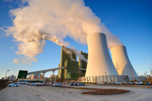 Deutschland, Sachsen-Anhalt, Skopau, Braunkohlekraftwerk bei Sonnenaufgang Deutschland, Sachsen-Anhalt, Skopau, Braunkohlekraftwerk bei Sonnenaufgang