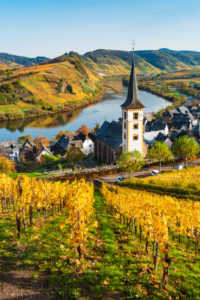 Germany, Rhineland-Palatinate, Bremm (Mosel), view into the Moselle valley with the winegrowing village Bremm on the Moselle with Sankt Laurentius church