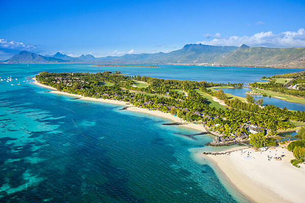 Luftaufnahme, Berg le Morne, mit Luxushotel LUX Le Morne Resort, Mauritius,  Afrika *** Aerial view