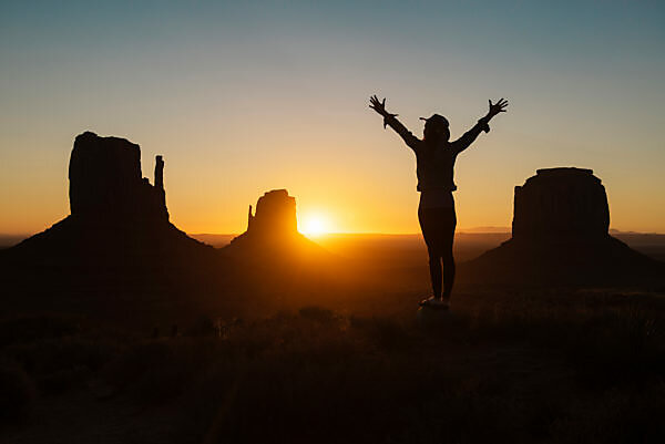 Bildagentur Mauritius Images Woman Meditating At Sunset In Monument Valley Navajo Tribal Park Usa