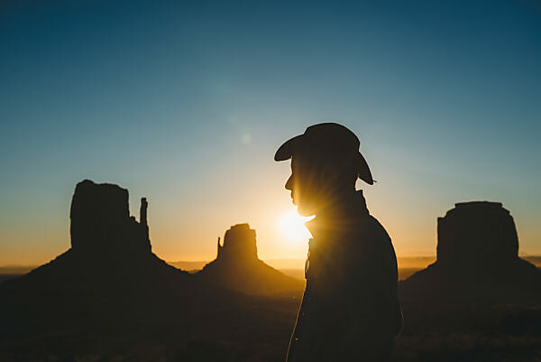 Bildagentur Mauritius Images Woman Meditating At Sunset In Monument Valley Navajo Tribal Park Usa