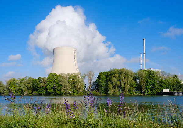 Bildagentur | mauritius images | Isar Nuclear Power Plant, Niederaichbach  reservoir, near Landshut, Bavaria, Germany