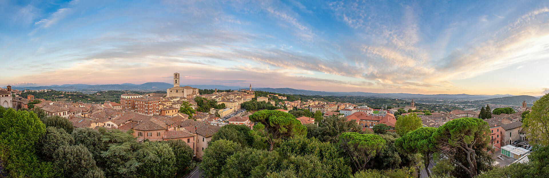 Bildagentur | mauritius images | Italy, Lazio, Tuscania, Panoramic view of  medieval town at summer dusk, image size:1920x623