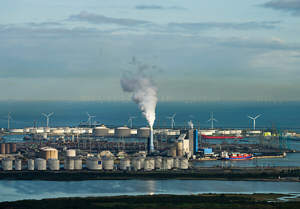 Bildagentur | mauritius images | Fumes emitting at Rotterdam harbor,  Maasvlakte, Netherlands