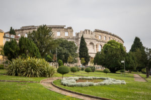 Park und römisches Amphitheater in Pula, Halbinsel Istrien, Kroatien Park und römisches Amphitheater in Pula, Halbinsel Istrien, Kroatien
