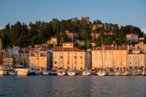 Hafen mit Altstadt und historische Stadtmauer im Abendlicht, Piran, Region Primorska, Halbinsel Istrien, Slowenien Hafen mit Altstadt und historische Stadtmauer im Abendlicht, Piran, Region Primorska, Halbinsel Istrien, Slowenien
