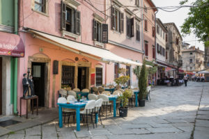 Restaurant in der Altstadt von Pula, Halbinsel Istrien, Kroatien Restaurant in der Altstadt von Pula, Halbinsel Istrien, Kroatien